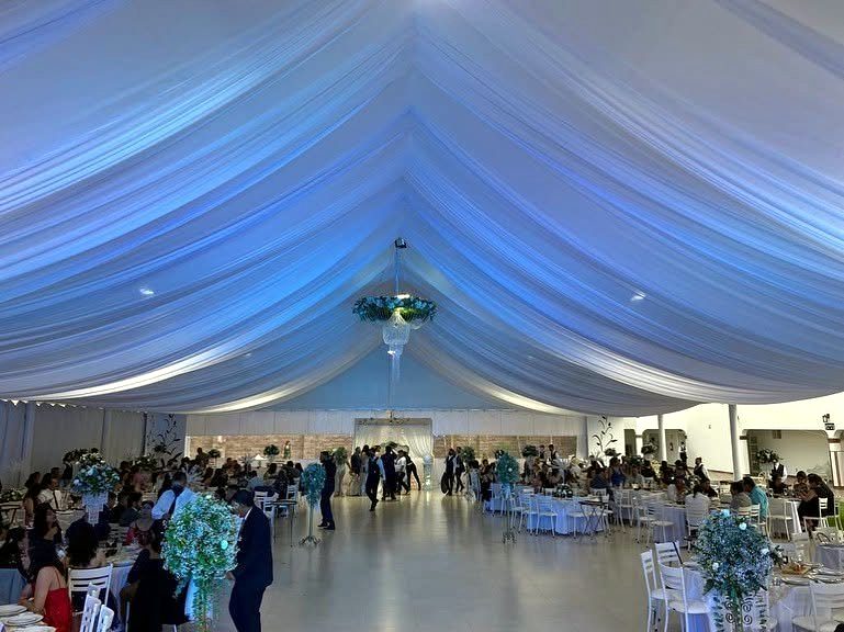 Camelinas en una boda, plafón drapeado en azul