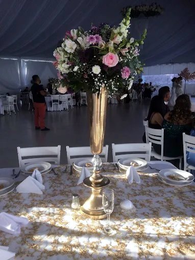 Detalle de mesa con centro floral en Camelinas